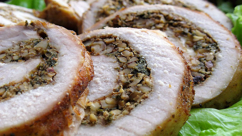Рецепт " Фаршированная свинина беконом, орехами и яблоками"